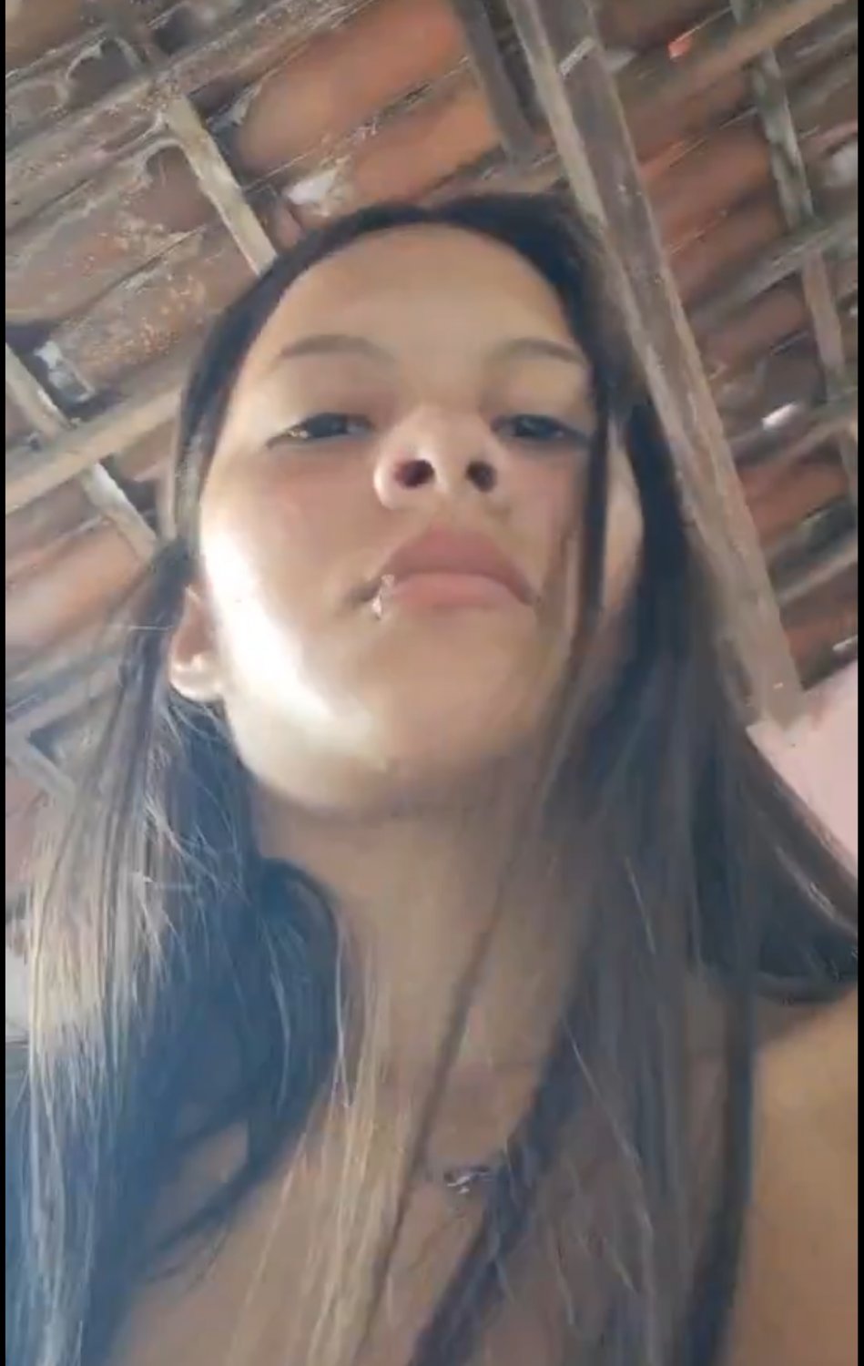Novinha baixa renda perfeitinha gravou no quarto exibindo bucetinha e cuzinho