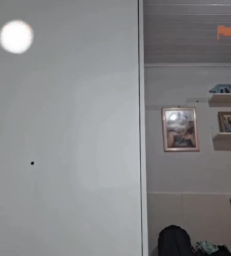 Novinha essa safada tirou a roupa e gozou igual putinha