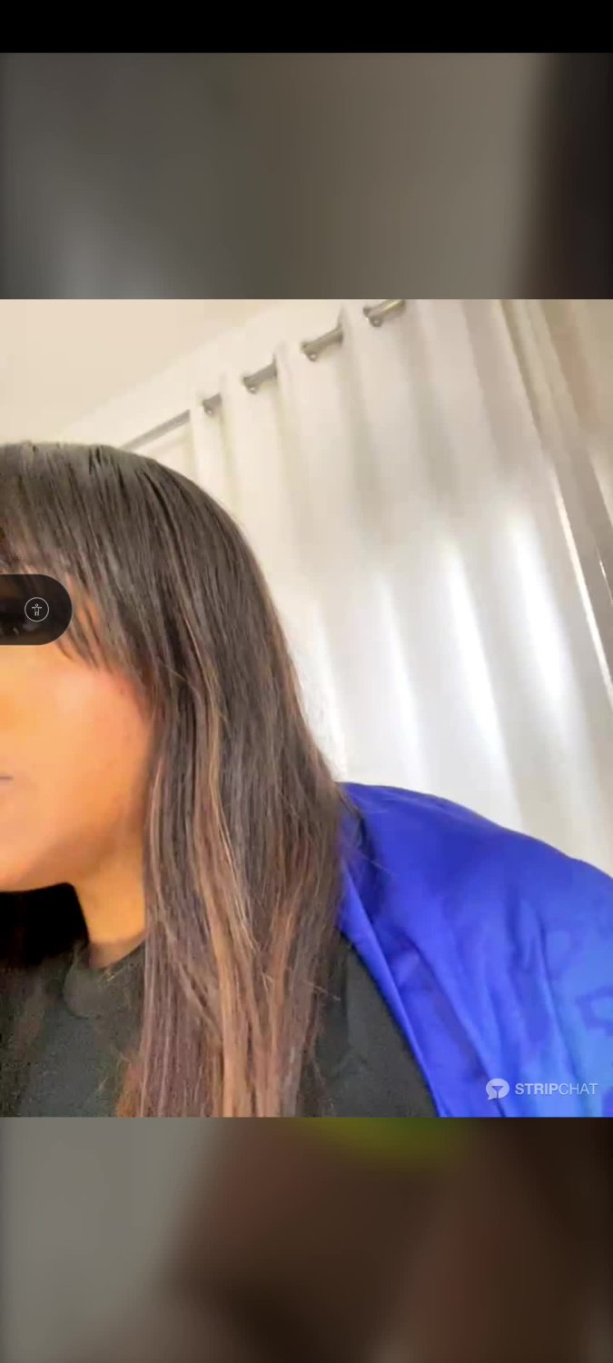 Novinha baixa renda fazendo Live privada prós cria