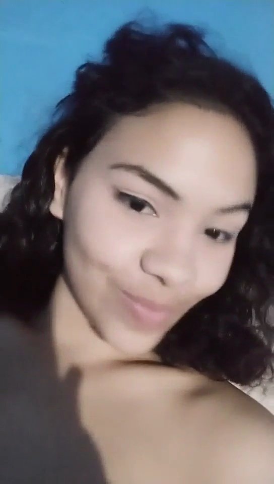 Novinha cacheada baixa renda dando a bucetinha apertadinha na Live parte 2 completo