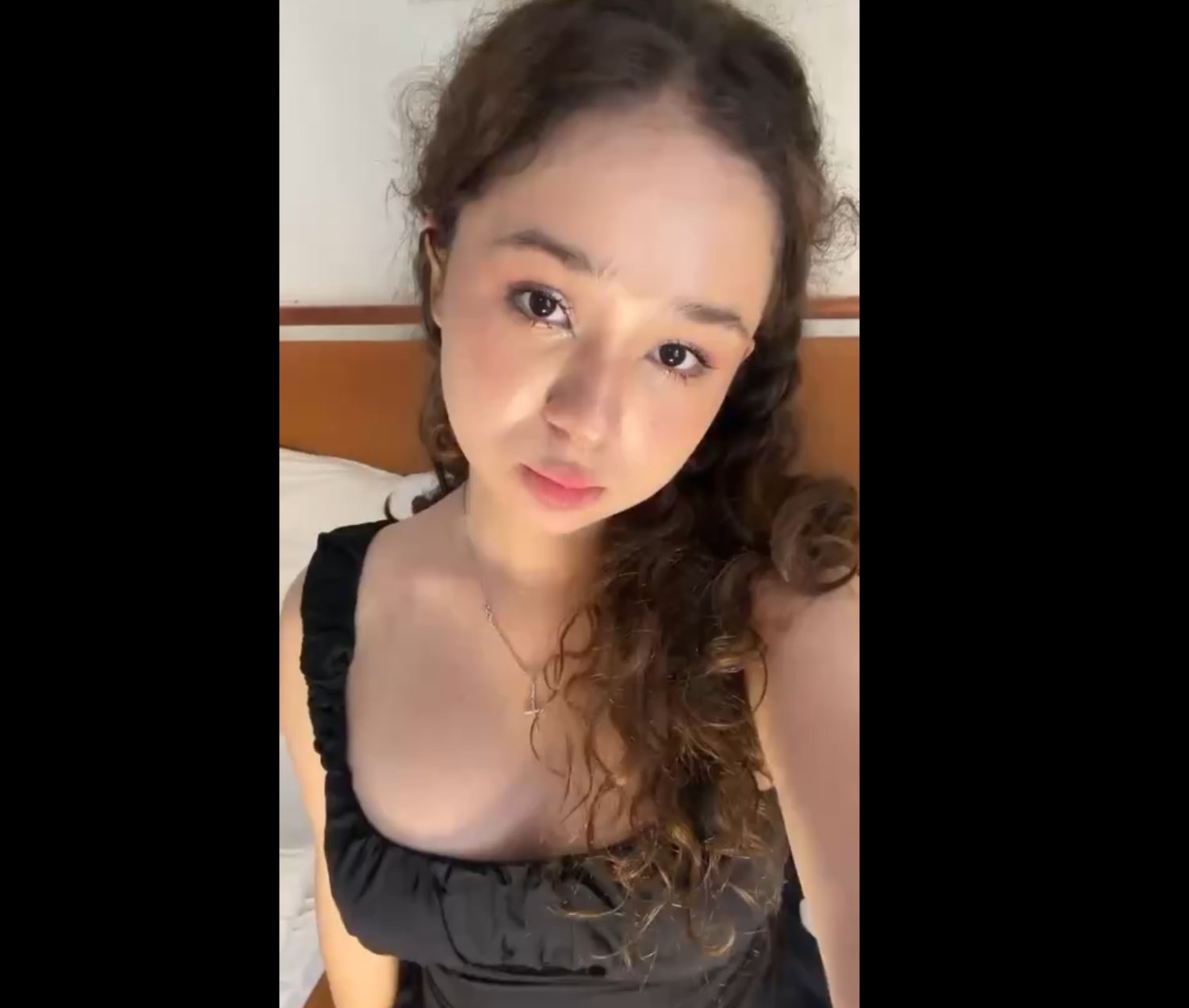 Novinha gordinha Famosinha do Insta exibindo cuzinho e bucetinha