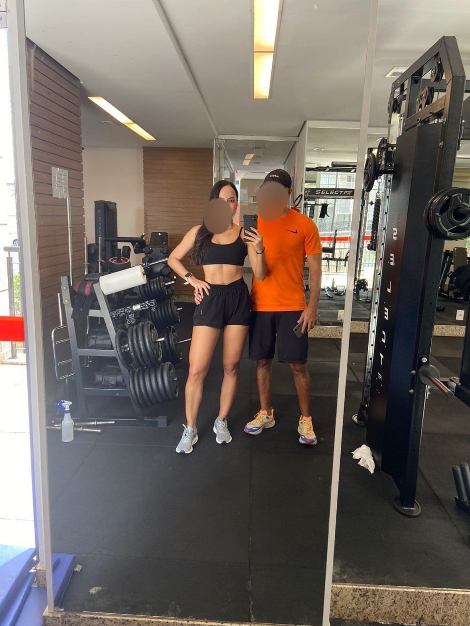 Corno generoso dividindo esposa com o amigo