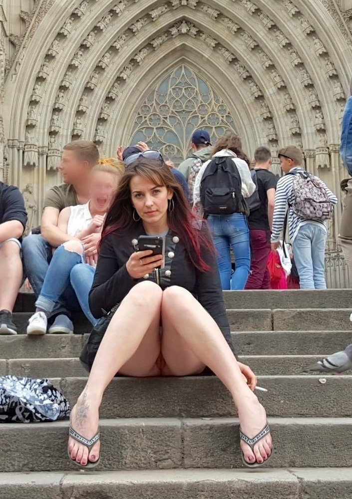Flashing pussy in public ( #exhibitionnisme sexuel en public )