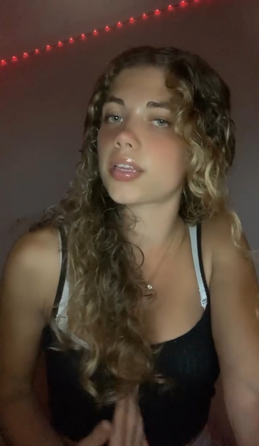 Novinha loira cacheada vazou brincando com a bct !!! Vídeos novos vazados erome Brasil vazadas anal