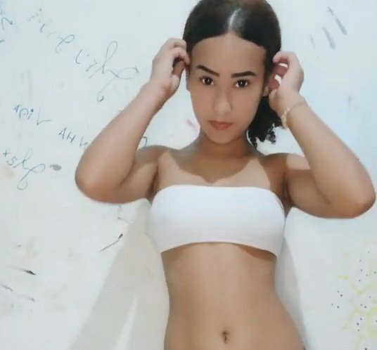 Novinha moreninha cacheada faveladinha rebolando de calcinha em Live