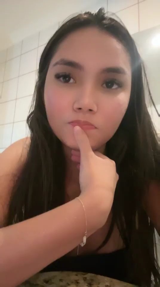 Novinha moreninha safada trepando com namorado coroa em Live no motel