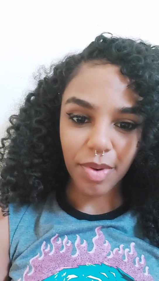 Novinha moreninha na live
