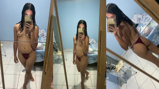 Pelada na frente do espelho