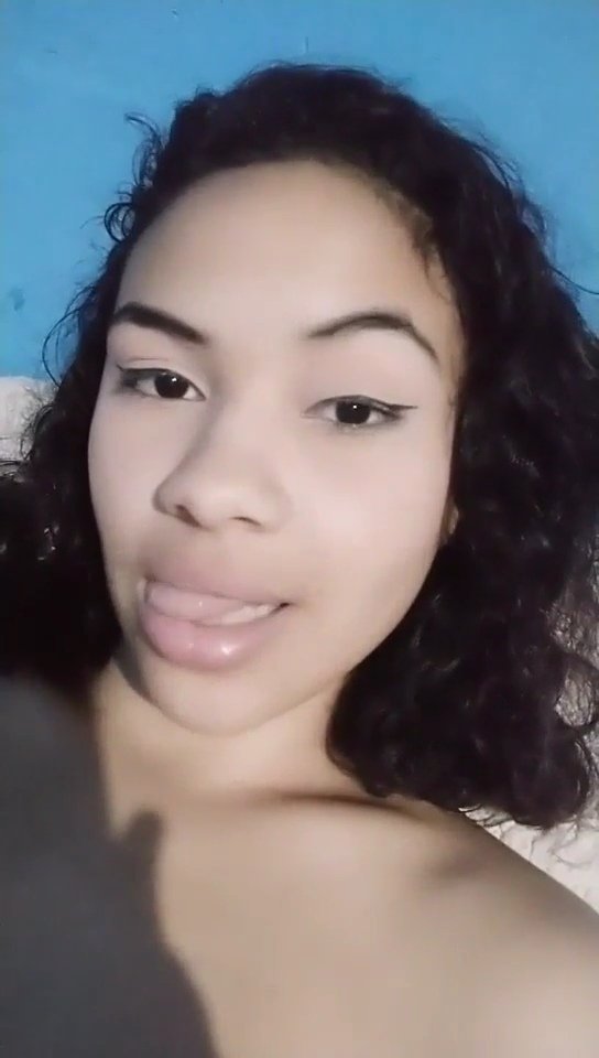 Novinha cacheada baixa renda dando a bucetinha apertadinha na Live parte 2 completo