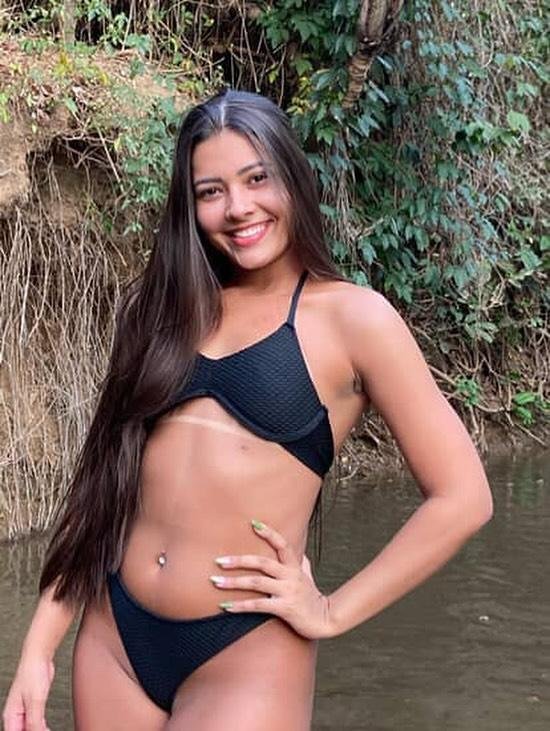 magrinha amadora moreninha mostrando o resultado do bronzeamento vazado