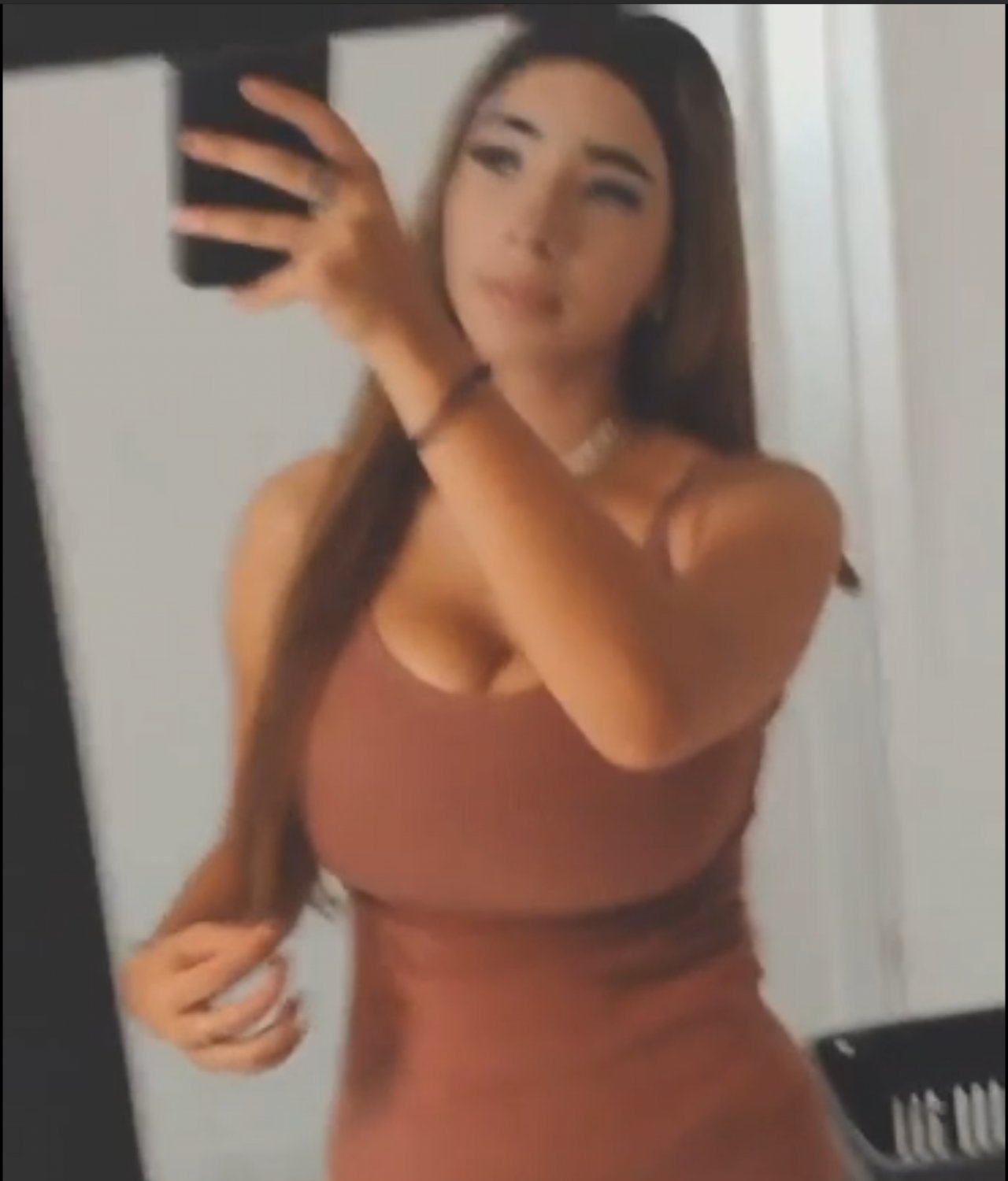 Novinha Magrinha Famosinha do Insta vazou Exibindo os Peitão Enorme