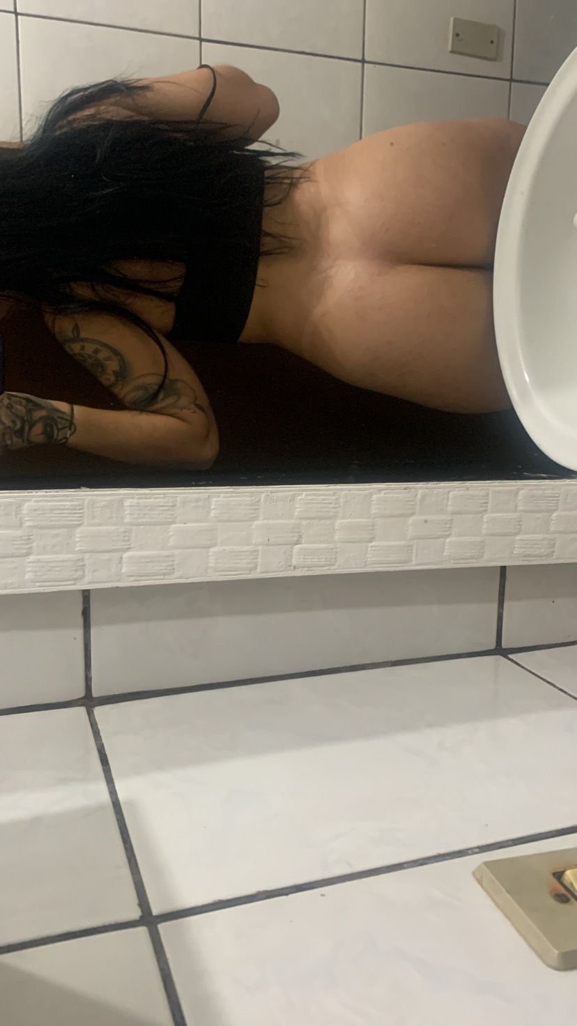 Putinha amadora toda tatuada e cavala vazada, novinha gostosa