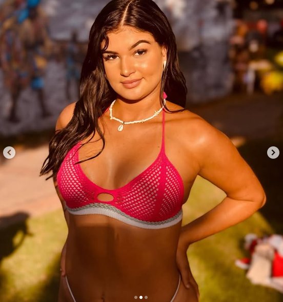 Novinha deliciosa safadinha do bloco de Carnaval sentando e tomando leitinho