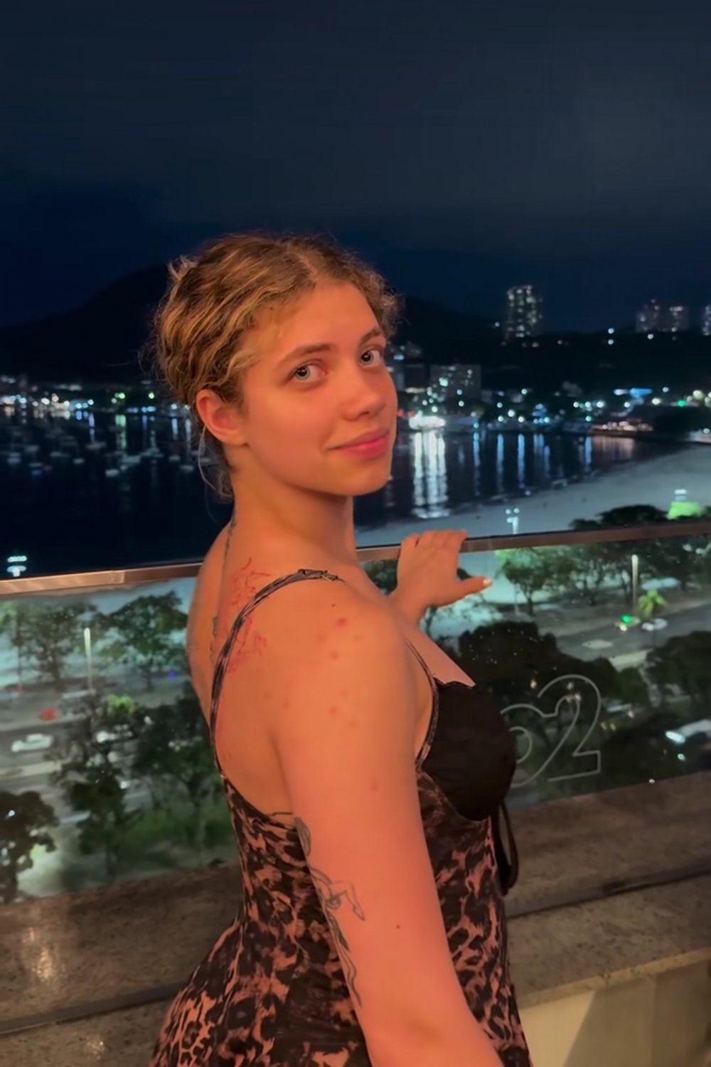 Novinha loira cacheada vazou brincando com a bct !!! Vídeos novos vazados Brasil vazadas anal