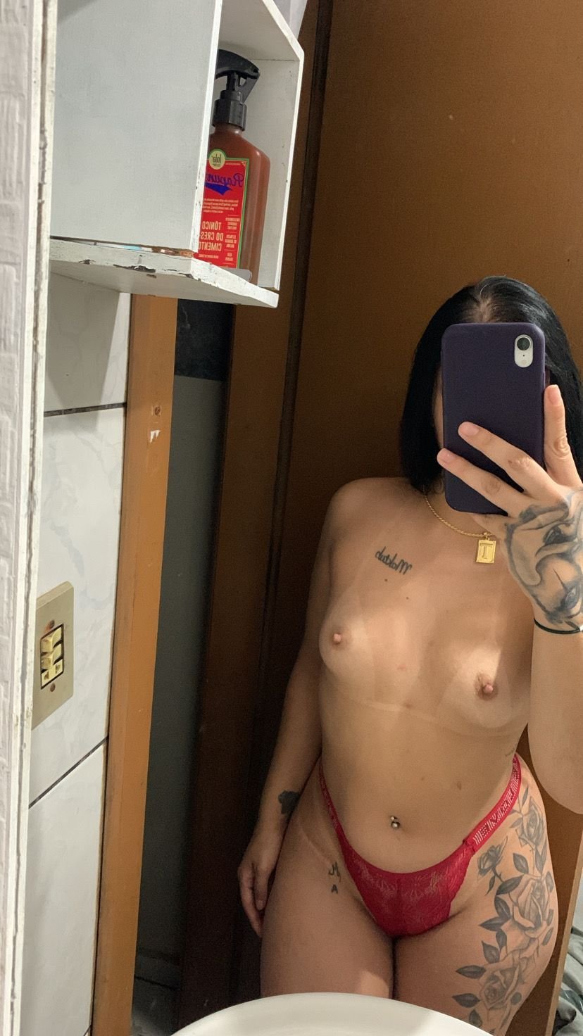 Putinha amadora toda tatuada e cavala vazada, novinha gostosa