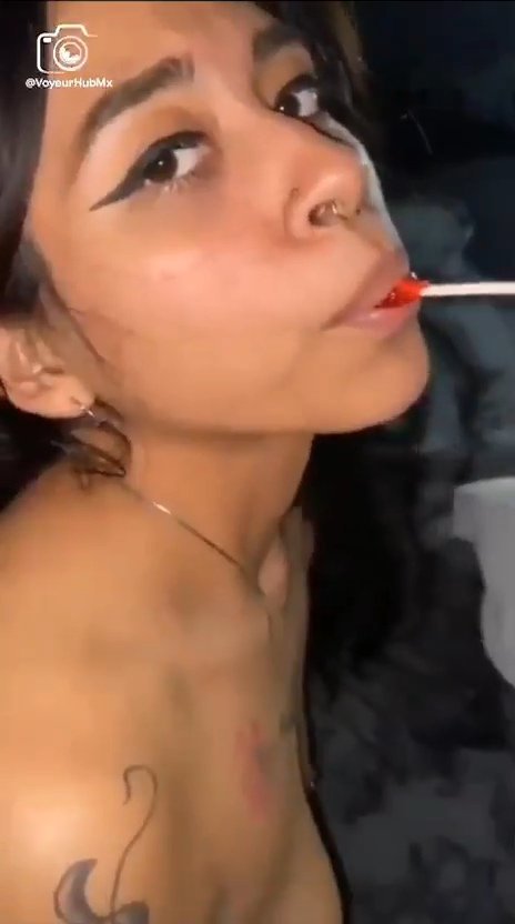 Comeu a novinha gostosa que vendia doces na balada e fez tom