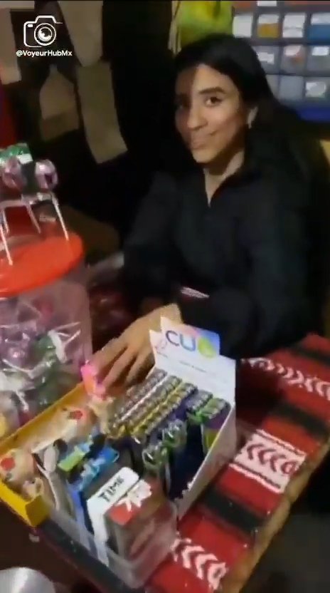 Comeu a novinha gostosa que vendia doces na balada e fez tom