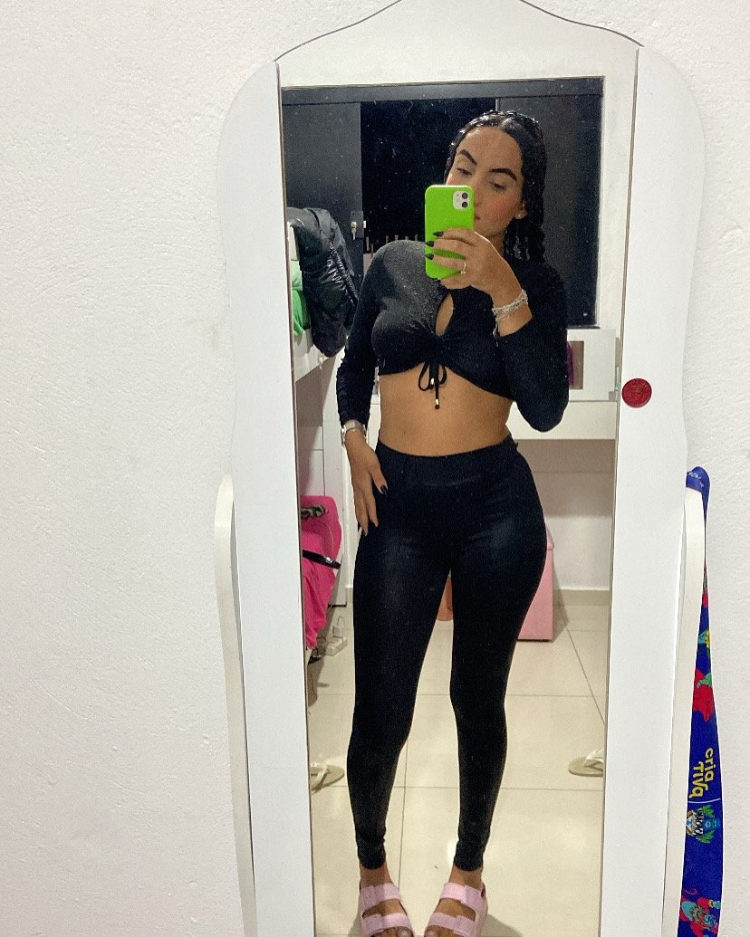 Morena Cacheada Novinha Boca De Veludo Rostinho Tesudo Pézinho Gostoso Pedindo Leite
