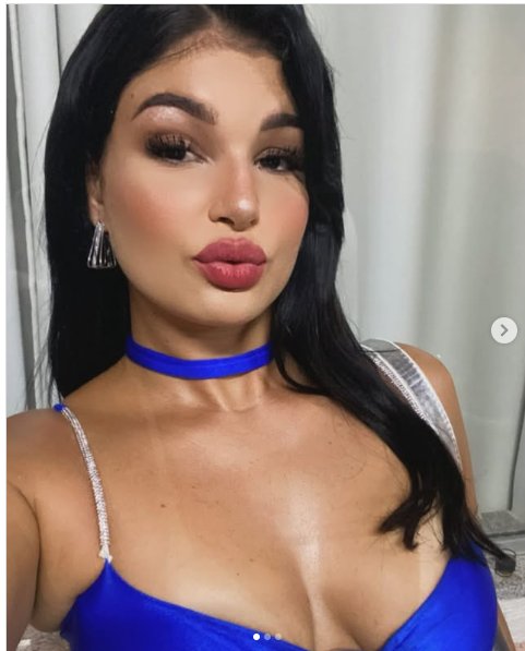 Novinha deliciosa safadinha do bloco de Carnaval sentando e tomando leitinho